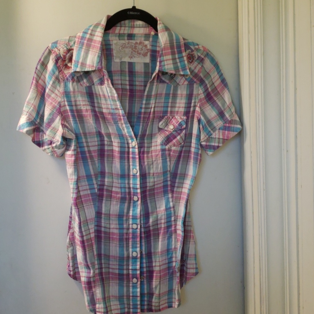 Guess button up, floral lacing on shoulders. Cute